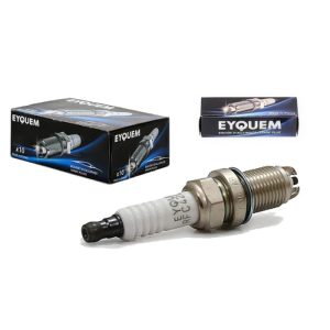 شمع خودرو اکیوم مدل جفت پلاتین پایه کوتاه کد RFC42LZ2E A5 بسته 4 عددی